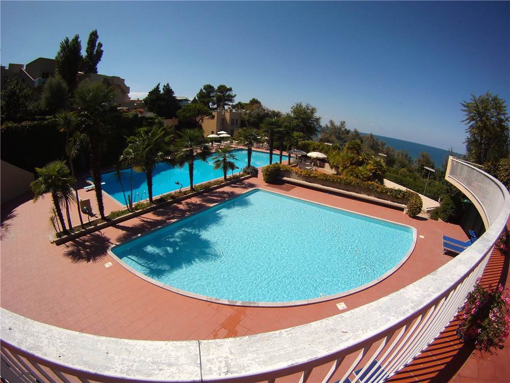 PARTI COMUNI: PISCINA GRANDE E PICCOLI