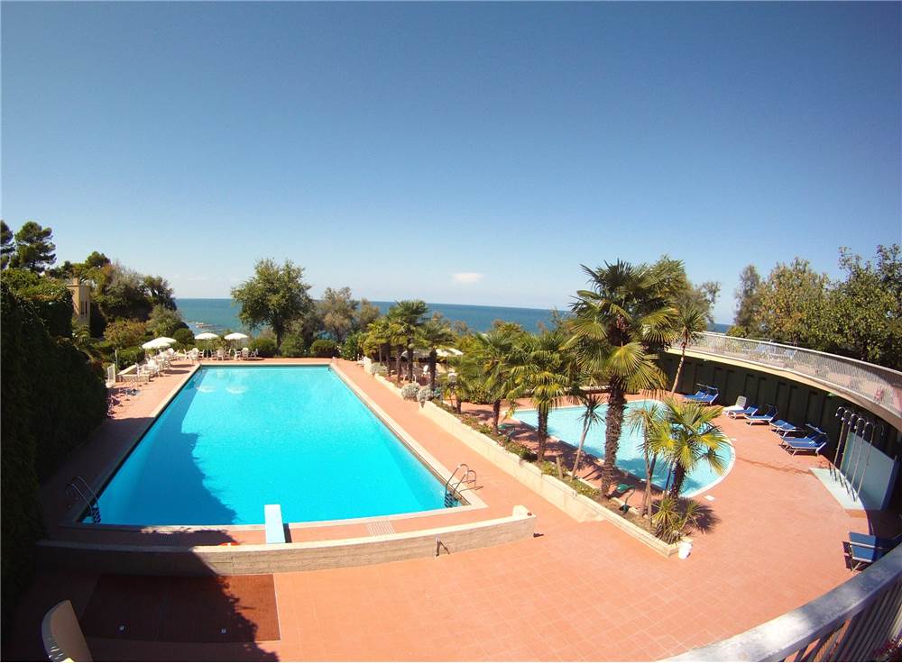 PISCINA BIMBI E ADULTI